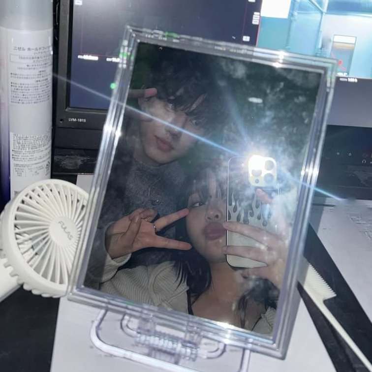 Siyeon's IG Post 🐺: "I seem to like V's a lot... ✌️"

🔗instagram.com/p/DV6HxBMgV5s/…