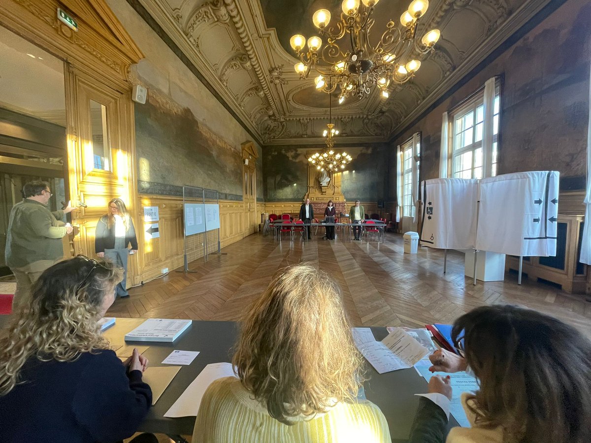 VilledeVanves's tweet photo. 🗳️ 1er tour des élections municipales 2026
Le taux de participation à 15h à Vanves est de 38,31%. 
⏱️Les bureaux de vote sont ouverts jusqu’à 20h. 
➕d'infos et taux de participation par bureau de vote : https://t.co/BFSAv9wbjV https://t.co/PVBitPi1aS