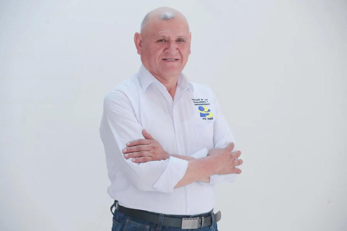Epicentro_TV's tweet photo. 🚨Falleció en un accidente de tránsito el candidato presidencial Napoleón Becerra. El aspirante por el Partido de los Trabajadores y Emprendedores del Perú se dirigía a un acto de campaña en Ayacucho. https://t.co/Gh0ctQJ8iK