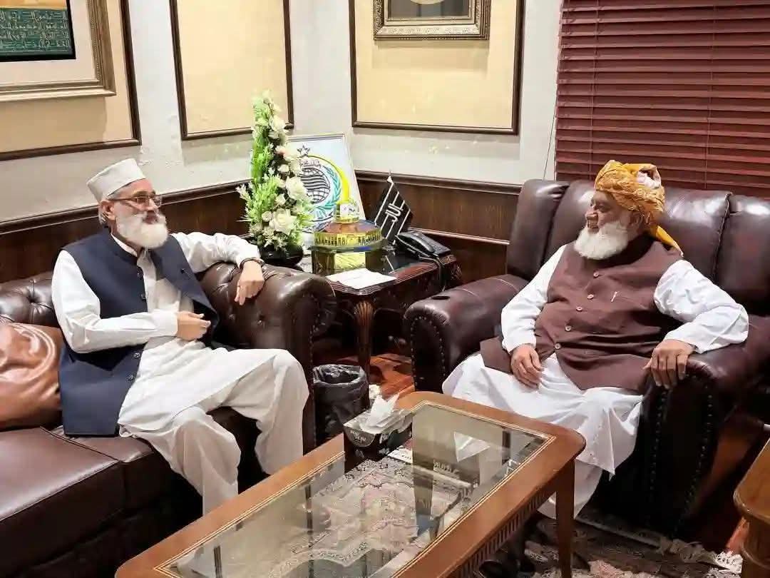 inaamJUI0's tweet photo. سابق امیر جماعت اسلامی سراج الحق صاحب 
کی جے یو ائی کے سربراہ مولانا فضل الرحمن صاحب
  کی رہائش گاہ آمد https://t.co/o0SK9EOSJw