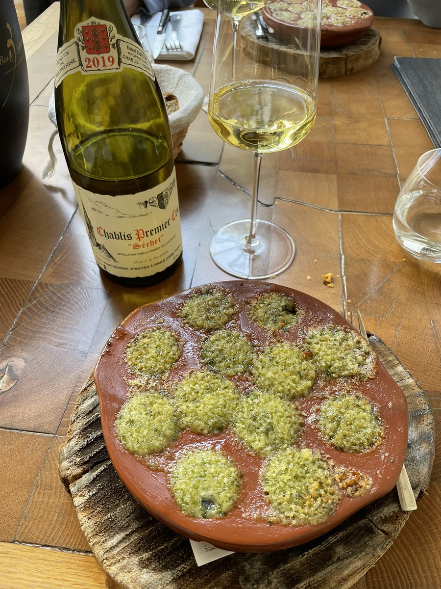 VinsAmateur's tweet photo. Dernier repas au Soufflot avant de repartir. Grand #Chablis de Dauvissat, puissance calcaire, structure, longueur, belle salinité. Puis un #Rully de Dureuil excellente en rouge aussi, #Pinot moderne, cerise noire, élégance, toucher velours. Un régal ! 🍷 https://t.co/7FVixJiVIu