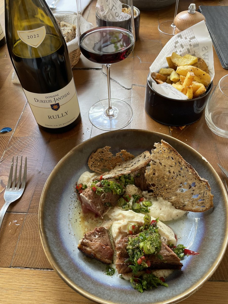 VinsAmateur's tweet photo. Dernier repas au Soufflot avant de repartir. Grand #Chablis de Dauvissat, puissance calcaire, structure, longueur, belle salinité. Puis un #Rully de Dureuil excellente en rouge aussi, #Pinot moderne, cerise noire, élégance, toucher velours. Un régal ! 🍷 https://t.co/7FVixJiVIu