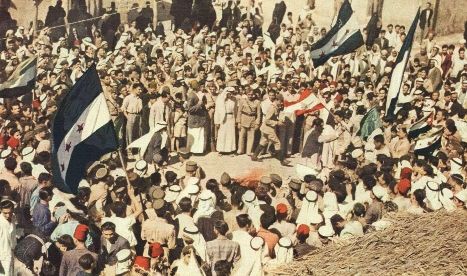 syriaura's tweet photo. في دير الزور، على ضفاف الفرات، سوريون يحرقون كتبًا فرنسية في نار احتفال بالاستقلال.
ويحملون أعلام سورية والأردن ولبنان.
دير الزور 1946 https://t.co/fUUwifFy7G