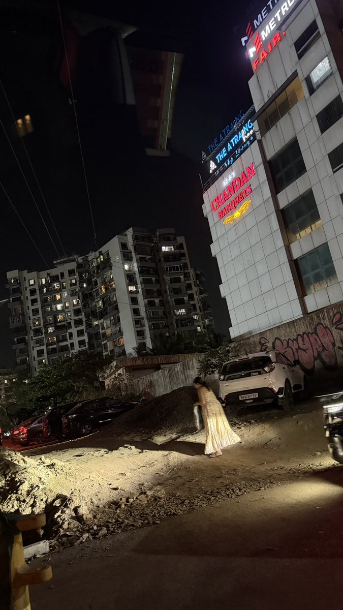 VickyPatani's tweet photo. @Navimumpolice @NMMConline near chandan banquet, sector 17, Sanpada, Palm beach road. this is regular problem of parking. People park their vehicles both side resulting congestion always.

Road belongs to @NMMConline then how such valet parking is allowed?@NMMCCommr penalised https://t.co/oBigKU4vyD