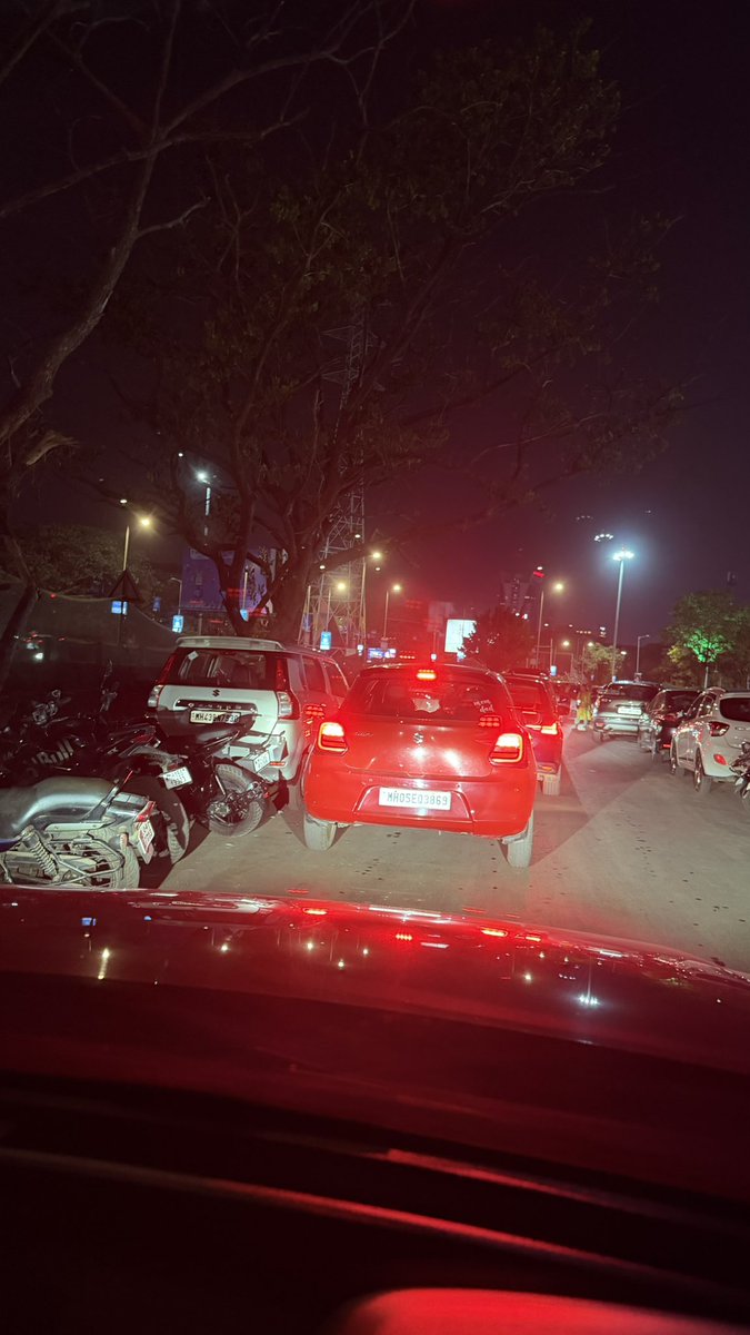 VickyPatani's tweet photo. @Navimumpolice @NMMConline near chandan banquet, sector 17, Sanpada, Palm beach road. this is regular problem of parking. People park their vehicles both side resulting congestion always.

Road belongs to @NMMConline then how such valet parking is allowed?@NMMCCommr penalised https://t.co/oBigKU4vyD