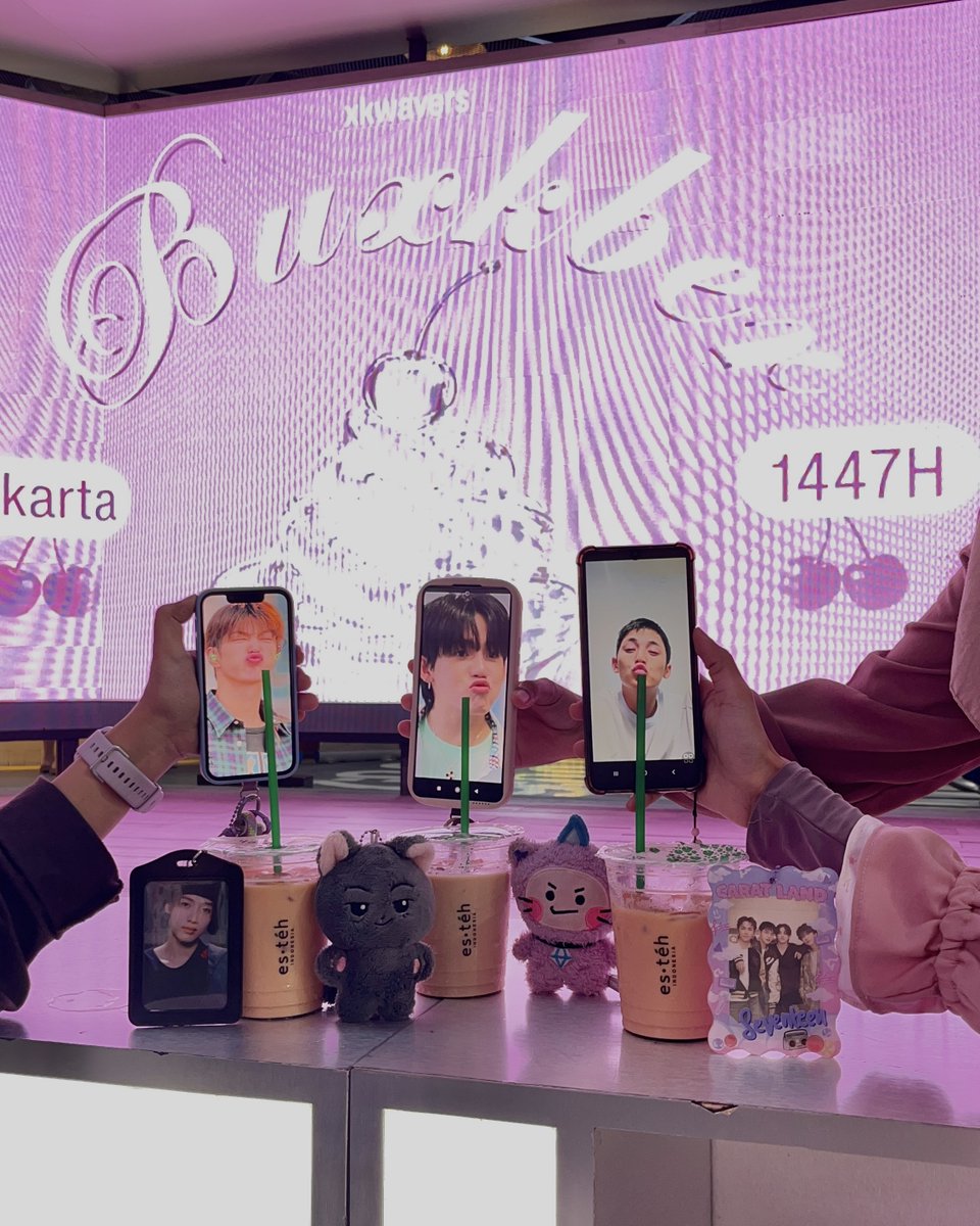 xkwavers's tweet photo. Welcoming one of our sponsor, @esteh.indonesia 🌱🫶
Om Mingyu beserta para dd mengucapkan kamsahamnidaa for the esteh susu dan esteh melati nusantara-nya😍💗
#meetoursponsor #freshtea #buxkber #ifthar
https://t.co/pilM7YokkU https://t.co/urZixf9LwA
