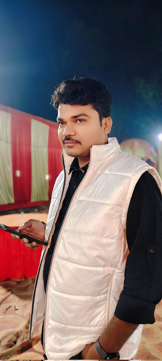 “हर व्यक्ति अपनी स्थिति में संघर्ष कर रहा है,
इसीलिए हर मौन अहंकार नहीं होता..!!” ✨