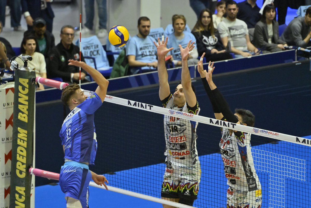 SIRVolleyPG's tweet image. 🔴 𝗟𝗜𝗩𝗘 | 𝙋𝙡𝙖𝙮𝙤𝙛𝙛 𝙌𝙪𝙖𝙧𝙩𝙞 𝙙𝙞 𝙁𝙞𝙣𝙖𝙡𝙚 - 𝙂𝙖𝙧𝙖 𝟮 - 𝙎𝙪𝙥𝙚𝙧𝙡𝙚𝙜𝙖 𝘾𝙧𝙚𝙙𝙚𝙢𝘽𝙖𝙣𝙘𝙖 𝟮𝟱/𝟮𝟲

🏐 Vero Volley Monza-Sir Susa Scai Perugia 25-21 (2-1)

#BlockDevils #superlega