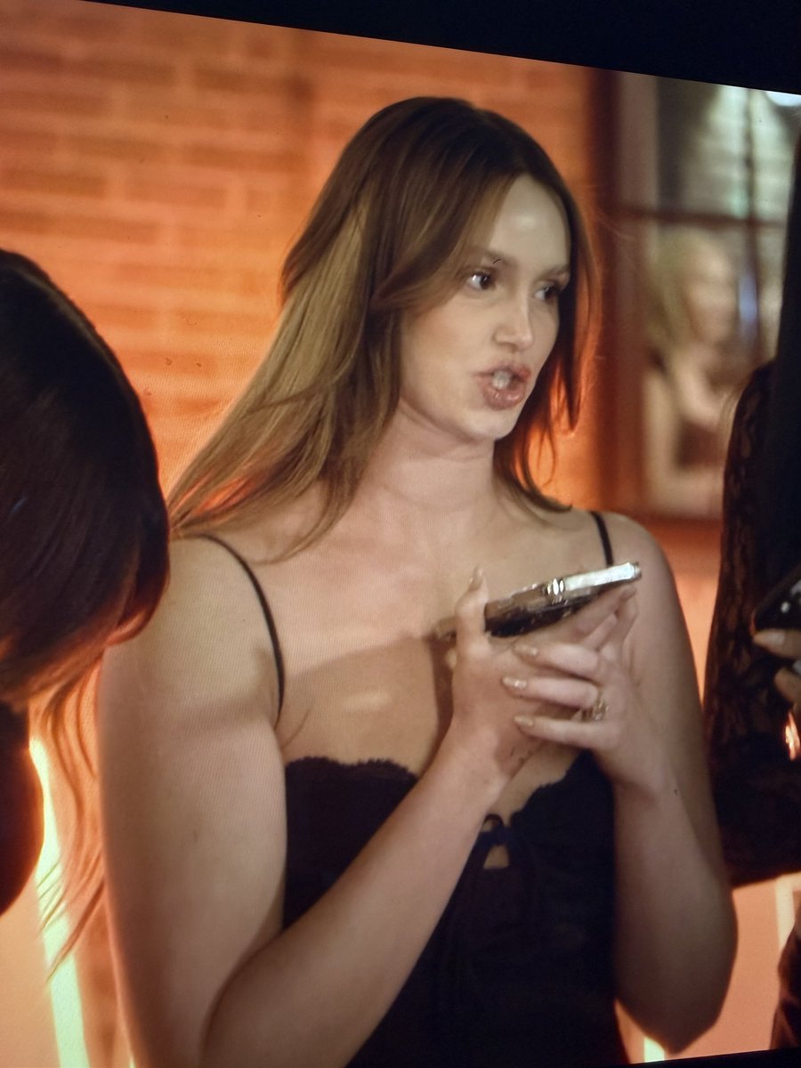 Your friend on your right is a hairstylist &amp; salon owner ……………………………… 

#SLOMW