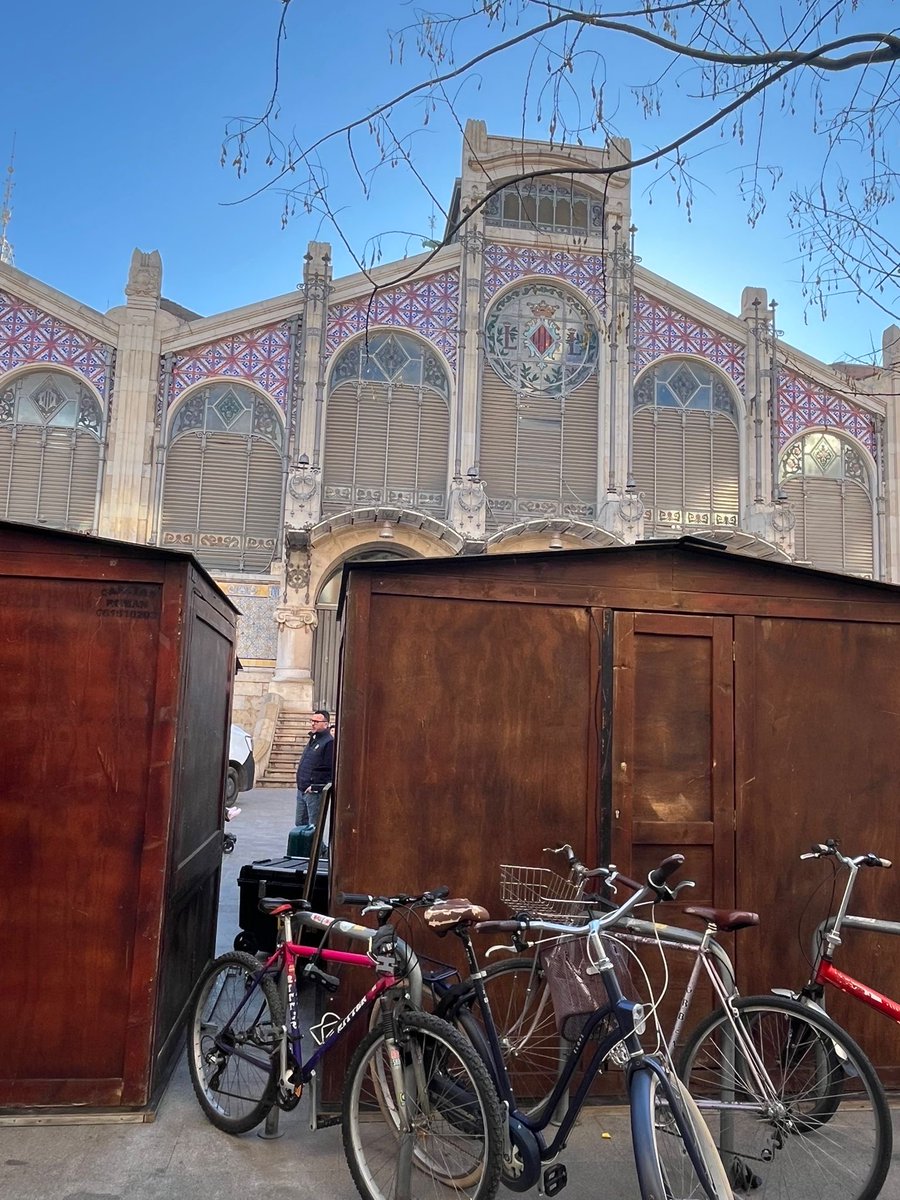 Hemos entrado en otra dimensión. Las Fallas construyen una ciudad de comercios paralelos, tapando patrimonio, cegando el acceso a negocios, obligan a retirar terrazas a hosteleros para poner mojiterias, salchipaperias, fucktrucks… Seguid a <a href="/VLCshopping/">Comercios Centro Valencia</a> para ver el despiporre.