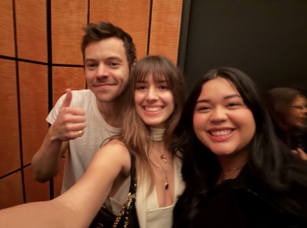 hsdaily's tweet photo. Harry with fans backstage of SNL (via camillelayen) https://t.co/DlwiVHEpdK