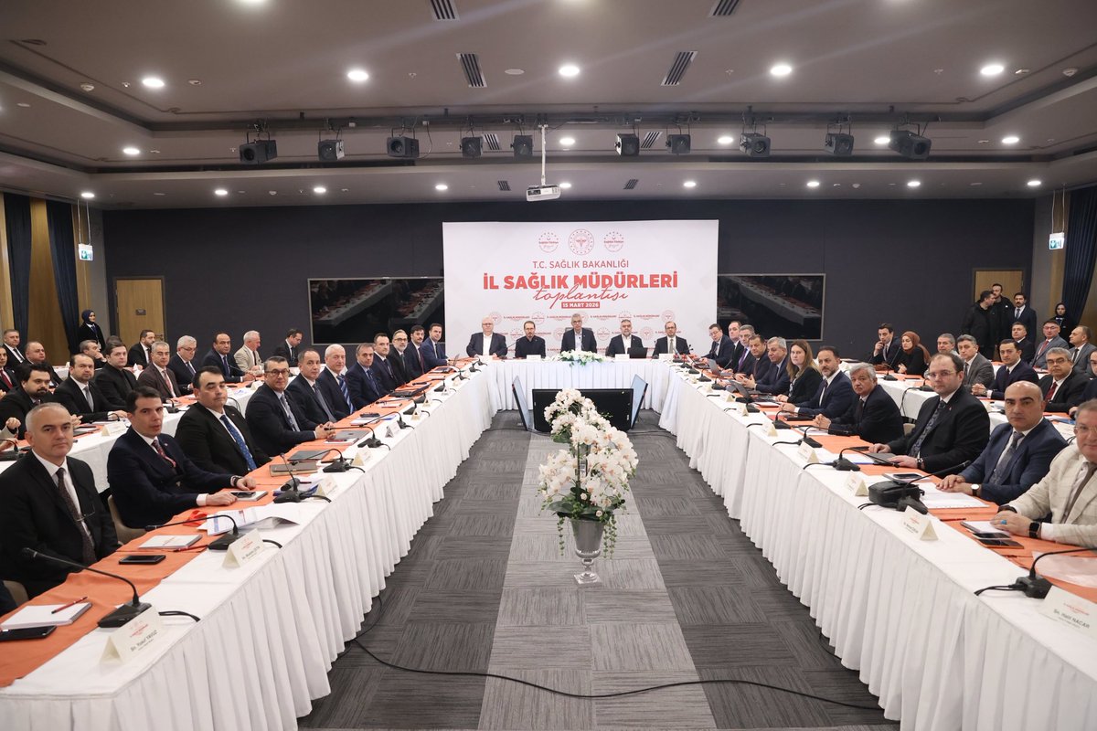 mardinilsaglik's tweet photo. 📍 İstanbul

Sağlık Bakanımız Prof. Dr. Kemal Memişoğlu başkanlığında, 81 İl Sağlık Müdürü’nün katılımıyla Başakşehir Çam ve Sakura Şehir Hastanesi’nde İl Sağlık Müdürleri Toplantısı gerçekleştirildi. Toplantıda, Sağlık Bakanlığımızın “Sağlıklı Türkiye Yüzyılı” vizyonu doğrultusunda illerde yürütülen sağlık yatırımları, sunulan sağlık hizmetlerinin niteliği ve vatandaşlarımızın sağlık hizmetlerine daha hızlı ve etkin erişimini sağlamaya yönelik çalışmalar kapsamlı şekilde değerlendirildi.