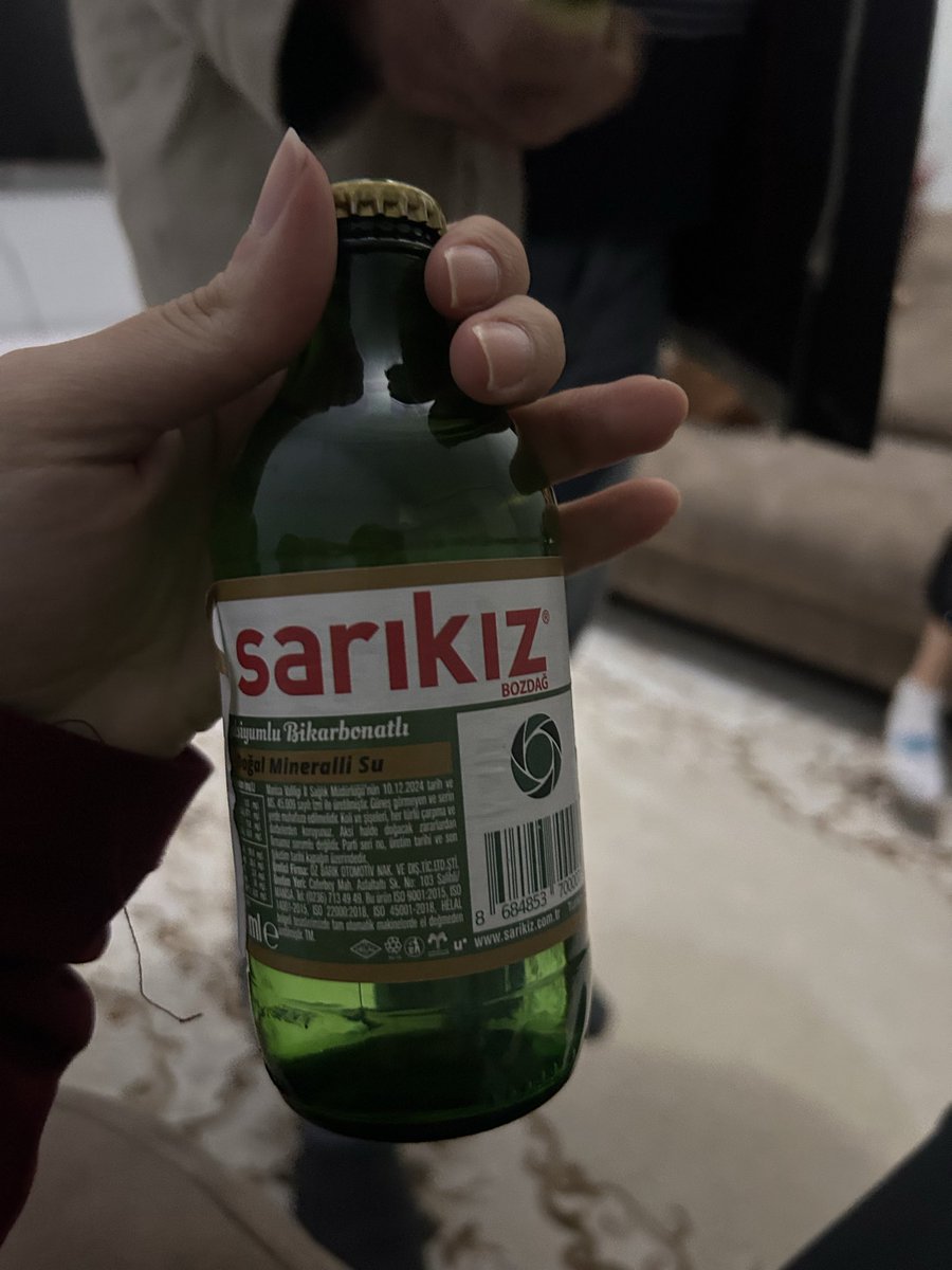ayserosem's tweet photo. Sarıyım diye bana özel soda almış😂😂😂 https://t.co/2RWuZLBYXX
