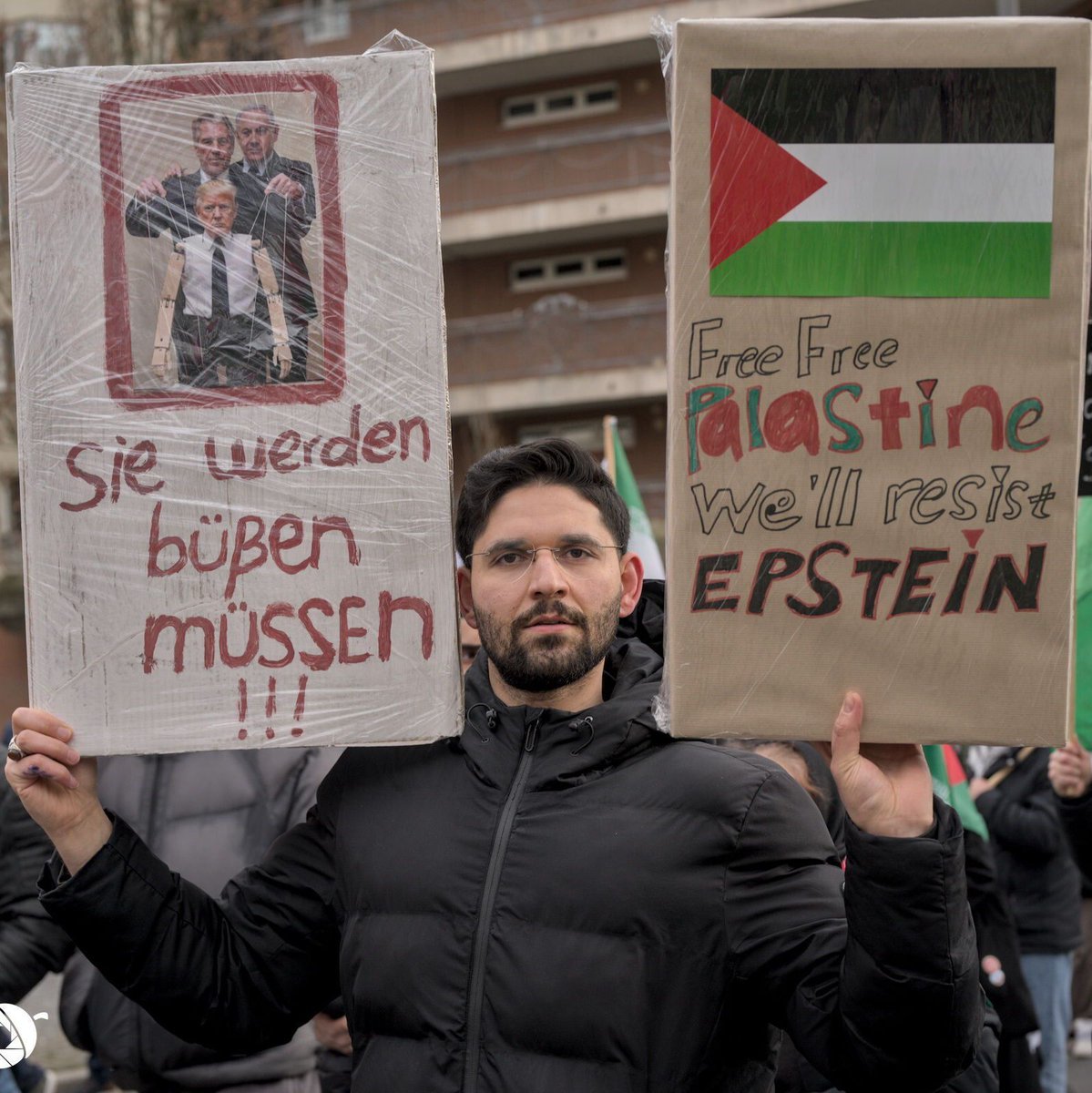 nutshellfotos's tweet photo. Gestern am 14.03. fand in #Frankfurt eine regimetreue, antizionistische Demo anlässlich des alljährlichen Al-Quds-Tags statt. Aufgrund wiederholter Verstöße gegen die Auflagen wurde die Demo vorzeitig von der Polizei beendet. #F1403 #Iran

Alle Bilder: https://t.co/ZpCyepBHky https://t.co/XZtiYkqN7q