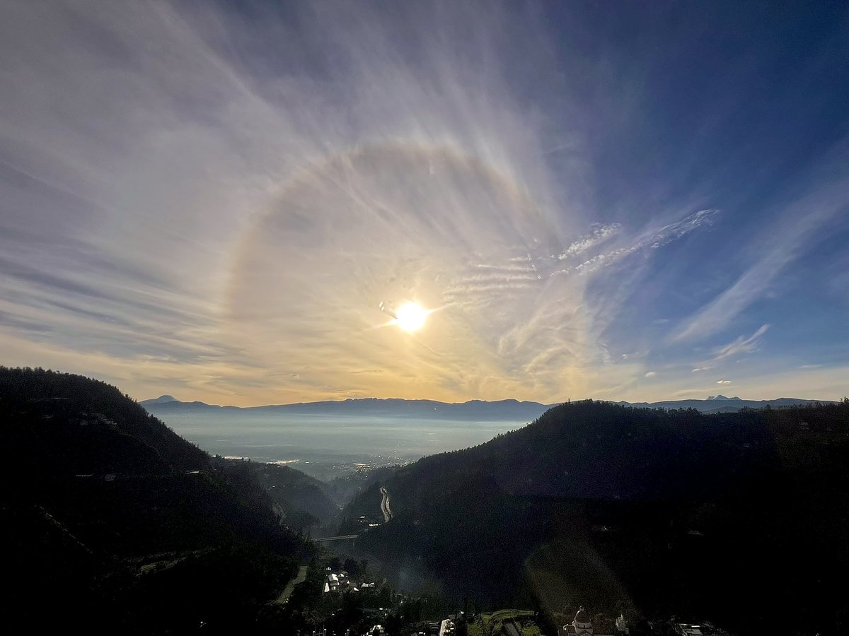 Cielo de #Quito de las 07:16.

Amanecer maravilloso con halo solar, la silueta del Cayambe a la Izquierda y la silueta del Antisana a la derecha.

#nohaycielocomoeldeQuito