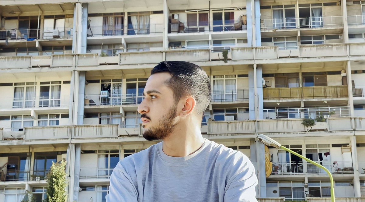 دوستان با بدبختی وصل شدم فقط این خبر رو پخش کنم. لطفا لطفا تو همین یک دقیقه که وصلم خواهش می‌کنم ازتون این خبر رو همه جا پوشش بدید. #حسین_افراسیاب رو بدون هیچ دلیلی دیروز با خشونت و ضرب و شتم بازداشت کردن و اصلا از وضعیتش خبری نیست. 
صدای حسین افراسیاب باشید
#FreeHosseinAfrasiab