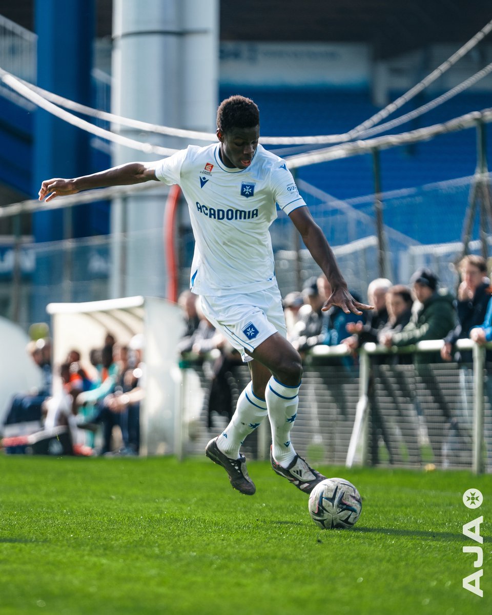 ✅ Grosse performance de nos U19, qui remportent leur troisième victoire d'affilée en allant s'imposer 0️⃣-5️⃣ sur la pelouse du @StadeDeReims ! 💪 ⚽️ Cissokho x4, Gomes Martins#FormationAJA pic.
