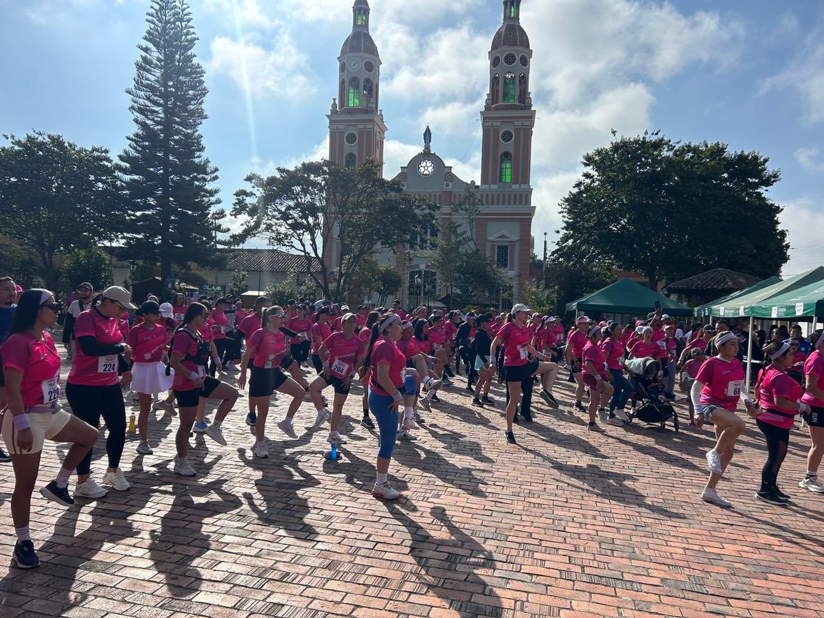 MujerGeneroCund's tweet photo. ✨🙋♀️En el #MesDeLaMujer llegamos a #Simijaca para acompañar la💜🏃♀️#CarreraDeLaMujer, un encuentro que reunió a cientos de mujeres que corrieron por sus derechos, por la igualdad y para alzar su voz diciendo NO a la violencia.
Unidas seguimos avanzando hacia una sociedad más justa https://t.co/yflmnq5NmH