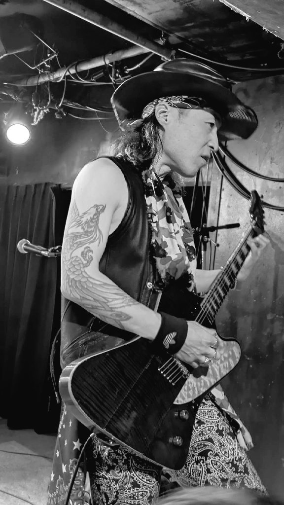 YUJI20GT's tweet photo. 3/29のライブで共演するギタリスト様のご紹介①
主催者のRYUTAROサン
メロディを大事にしていて聴いていて自然と耳に残るギター。
ギターでバンドを引っ張ってく姿をリスペクトしてます
#ロックギター
#ReDRIVE
#GUITARCRAZY
#オッサンになっても熱いぞ
#ギタリスト
https://t.co/EUtPeBdyUz https://t.co/C5irkwvjO8