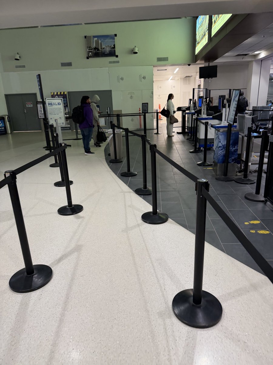WR_Koss's tweet photo. Brutal line at airport security this morning.  🙄 Actually no issues at all. https://t.co/xkLqlPYotW