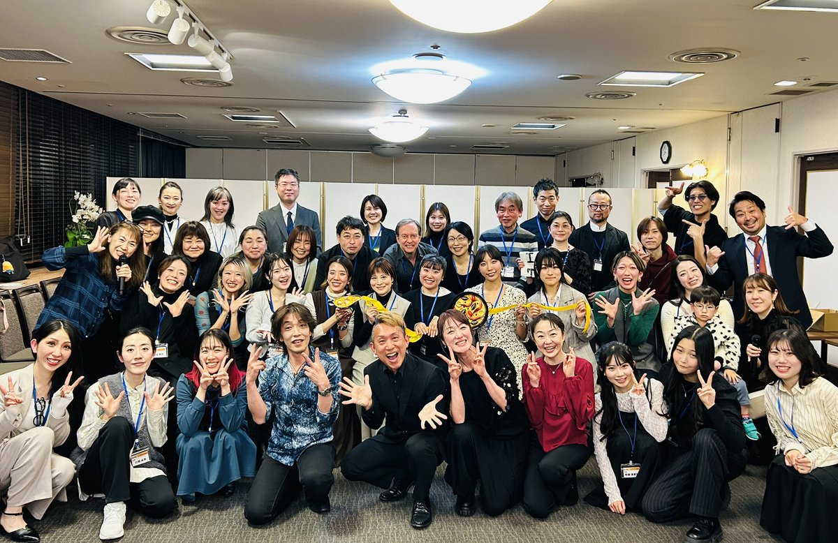 tokyotapdo's tweet photo. TAPDO!25周年前夜祭懇親会。お忙しい中たくさんの方々に足をお運び頂きました☺️✨大感謝です❣️
たくさんの方々に支えられて歩んでこられたんだなぁ〜と改めて感じました😳🥲
TAPDO!を通して、新たな繋がりが出来たり、自分たちでライブをやろうと思った後輩がいたり✨宝物の1ページとなりました✨ https://t.co/K6ARtXMxNu