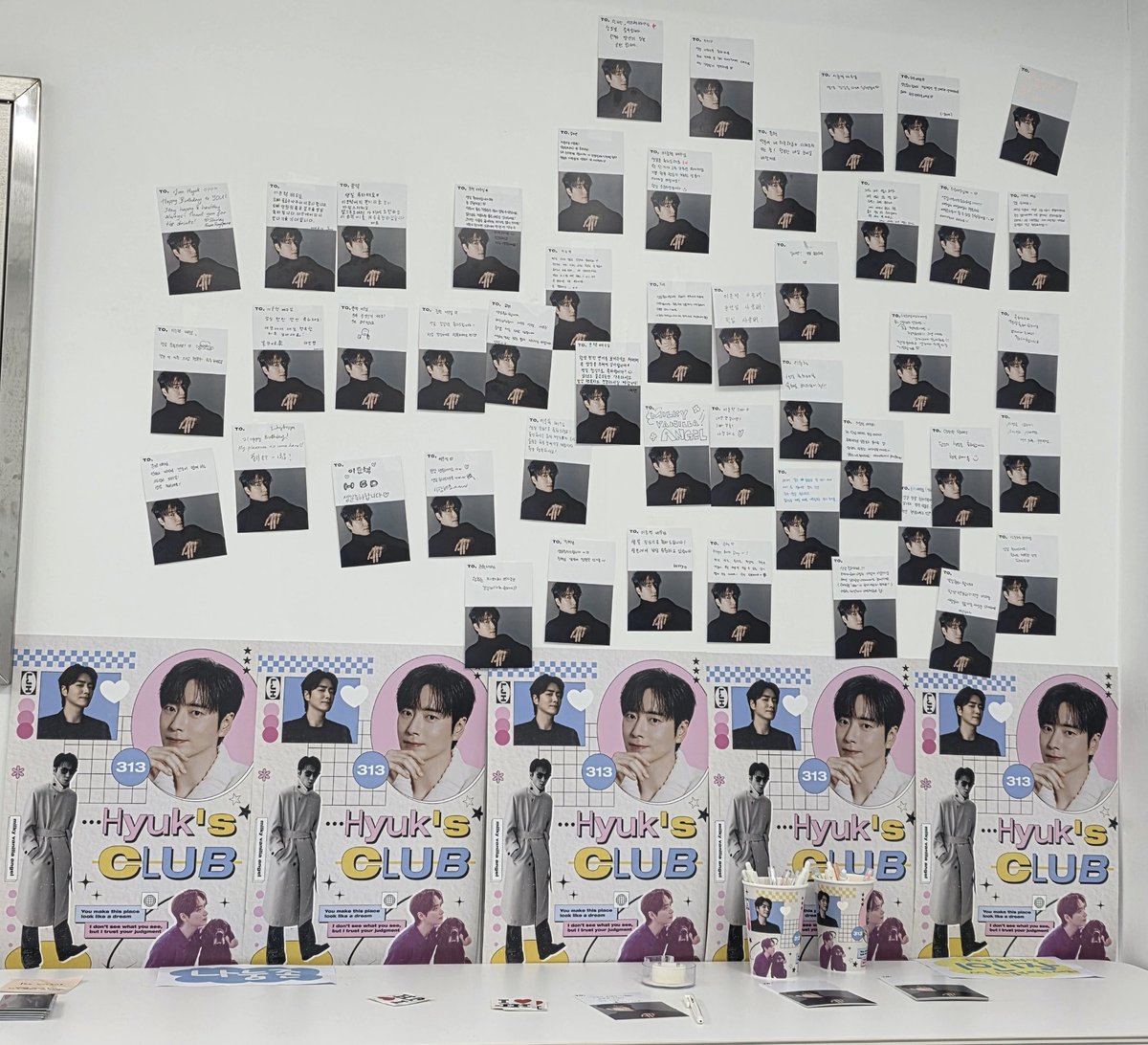 031303sara's tweet photo. 3일 동안 방문했던 쿠비.
 혼자서도 덕메와도 들르며 
오레오들과 만날 수 있었던 장소였어요.

공간이 넓어서 북적북적했지만, 
그 속에서 오레오들끼리 이야기 나누는 분위기가 참 좋았습니다.

#해피밀바엔데이_26
#이준혁 #LEEJUNHYUK
#밀키바닐라엔젤 #밀바엔 https://t.co/C1x2CIO8K4