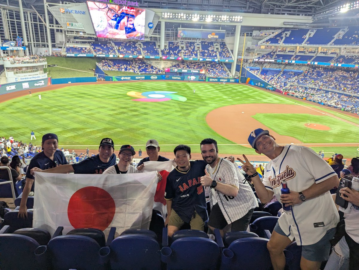 Jacob_Rogers's tweet photo. All night I saw Japanese fans and Venezuelan fans experiencing each other's culture and celebrating a sport we all love. There's nothing like it. This is what it's all about. #worldbaseballclassic https://t.co/eiD8NNGtEj
