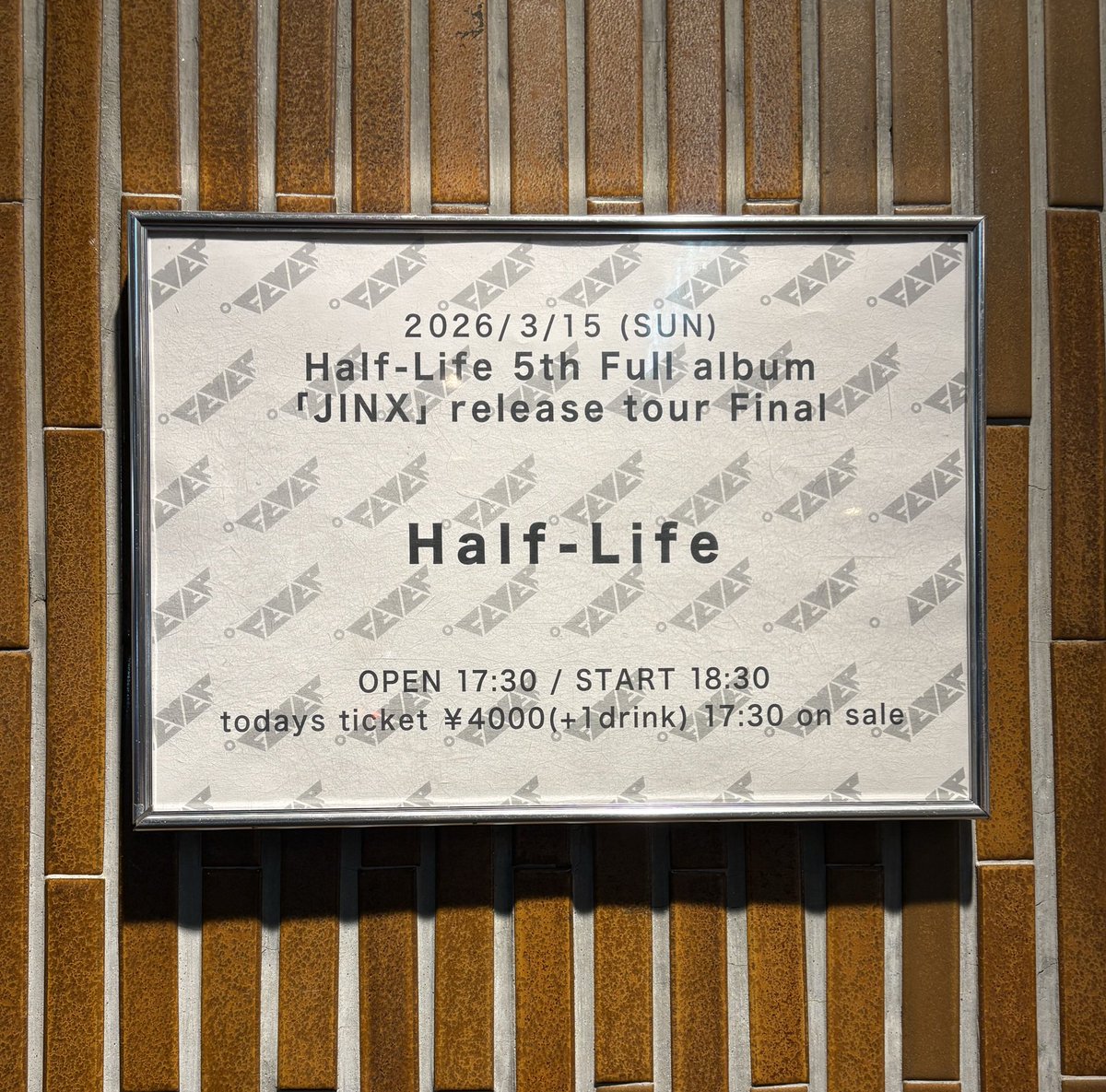 NAOTObrien's tweet image. 今日は本当数年ぶりに直系ブラザーのLIVEを観に新代田FEVERへ

"Half-Life"

11年振りのアルバムツアーfinal

ブラザー等と会うのも数年ぶり、
そして古き良きバンド仲間と、
何よりもずっと通い続けてくれてるファンの皆んなとも再会出来て感無量💦

写真は新旧チームハーフで合同写真✌️

#Half-Life