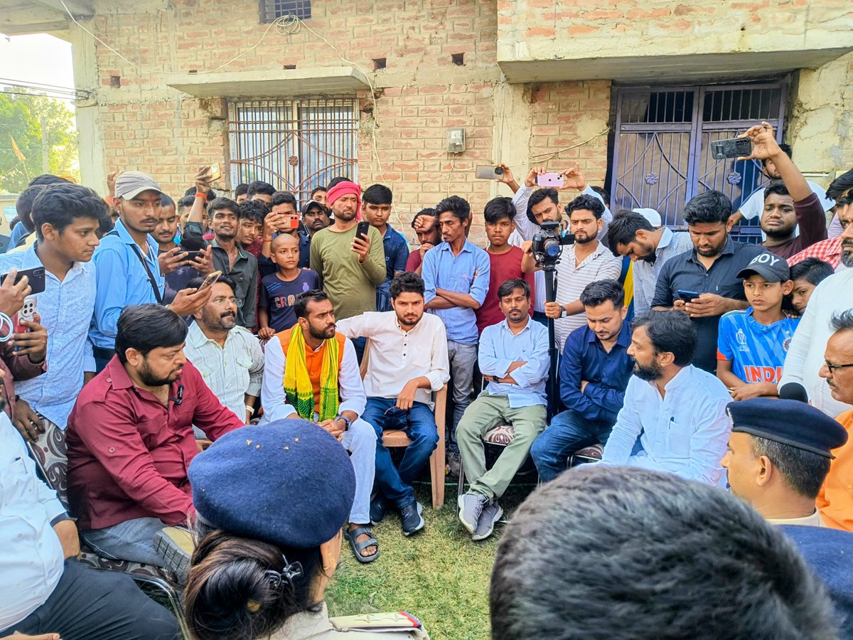 AdityaJhamohan's tweet photo. हम उस बिहार में रहते हैं जहां सारण में कुएं से निकली बेटी के लाश को 4 घंटे तक यूहीं पड़ा रहना पड़ गया। पोस्टमार्टम के लिए ले जाने हेतु एंबुलेंस पुलिस ने उपलब्ध नहीं करवाया। स्थानीय कोतवाल की मदद से जब पीड़ित परिवार ने एंबुलेंस बुलाया तो उसके पेट्रोल के लिए भी पीड़ित परिवार को ही 600 रुपया देना पड़ा। हमारे बिहार की कानून व्यवस्था ऐसी है की पोस्टमार्टम के बाद शव तभी मिला जब पीड़ित परिवार ने 3000 रुपया चुकाया। ये सारी बातें आज सारण में मृतक पीड़िता के बड़ी बहन ने रोते हुए बताया।