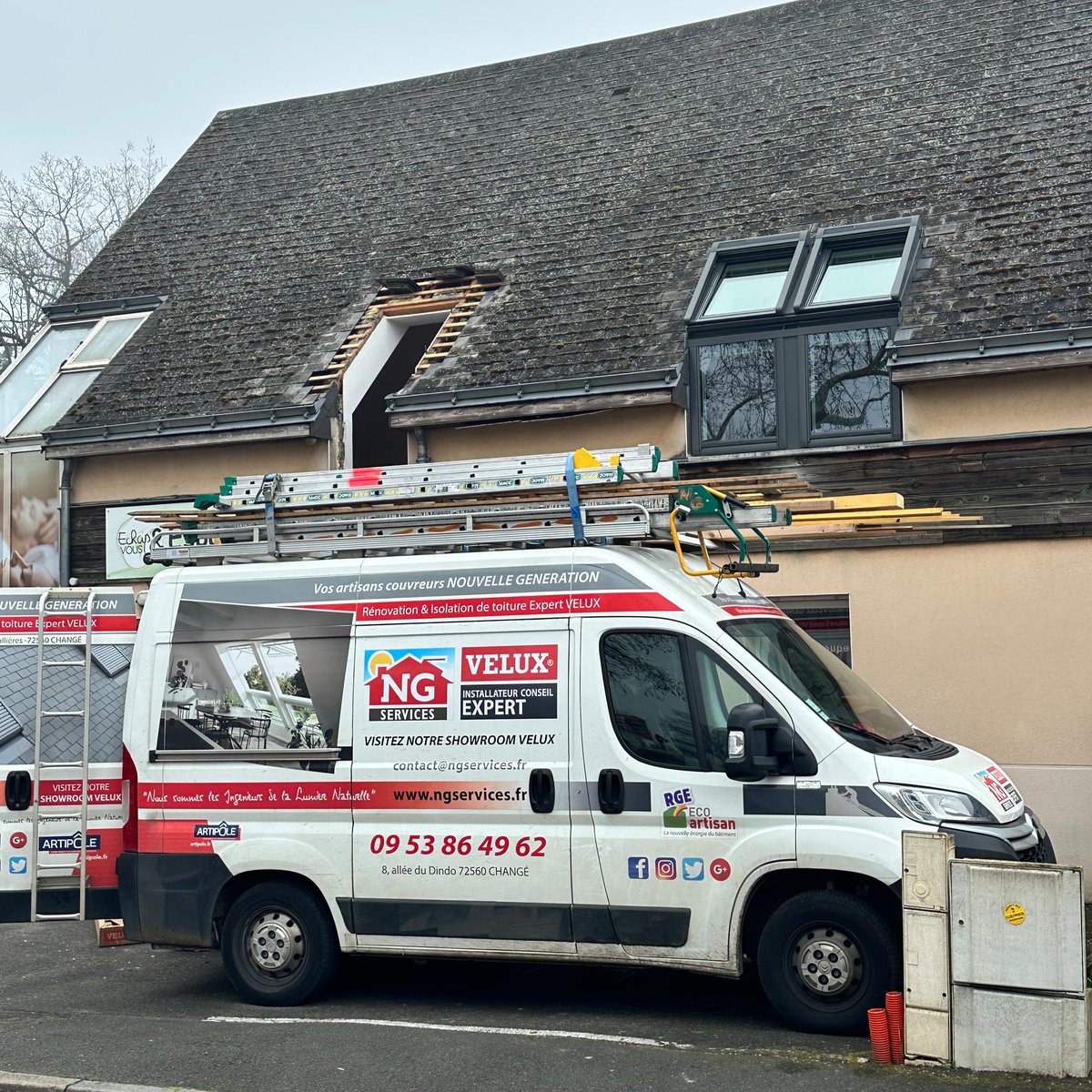 ngservices72's tweet photo. Remplacez vos anciennes fenêtres de toit VELUX de plus de 25 ans, améliorez de 80% la performance thermique et stoppez 95% de la chaleur avec les Volets roulants Solaire VELUX.
Contactez vos Installateurs Conseil Expert VELUX Sarthe NG SERVICES. https://t.co/AXFQfyLkkb