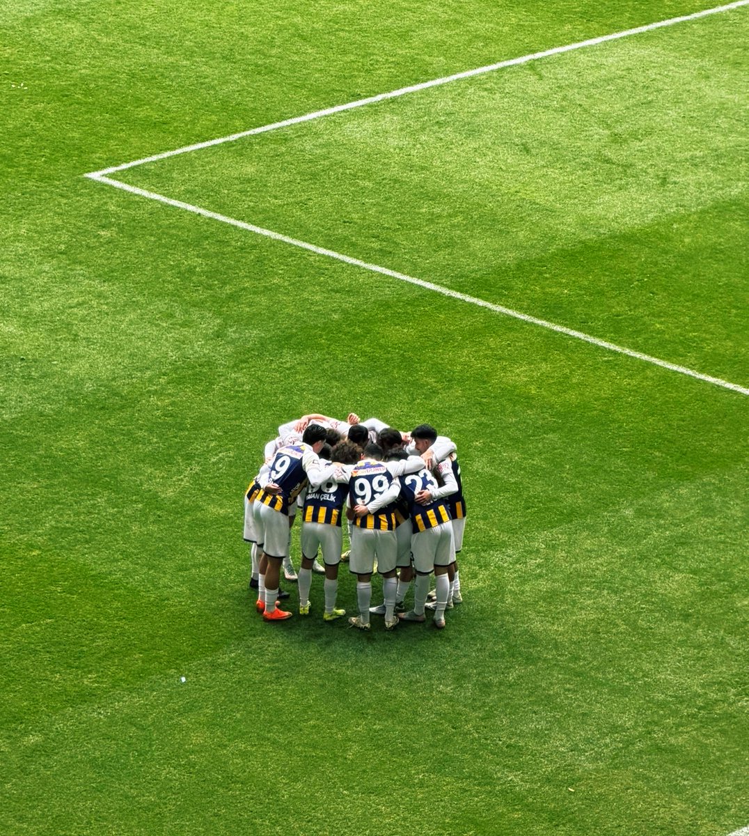 Siz isteseniz de istemeseniz de bu takım Allah’ın izniyle play off’a kalacak. Bu da burada kalsın. 

Üzerimizdeki 3 rakibimiz bügün puan kaybetti.

Evimizde direkt rakibimiz Sincan, İskenderun ve İnegöl ile oynayacağız.

Ayrıca üst üste 3 maç, son sıralardaki 15. Beykoz, 19.