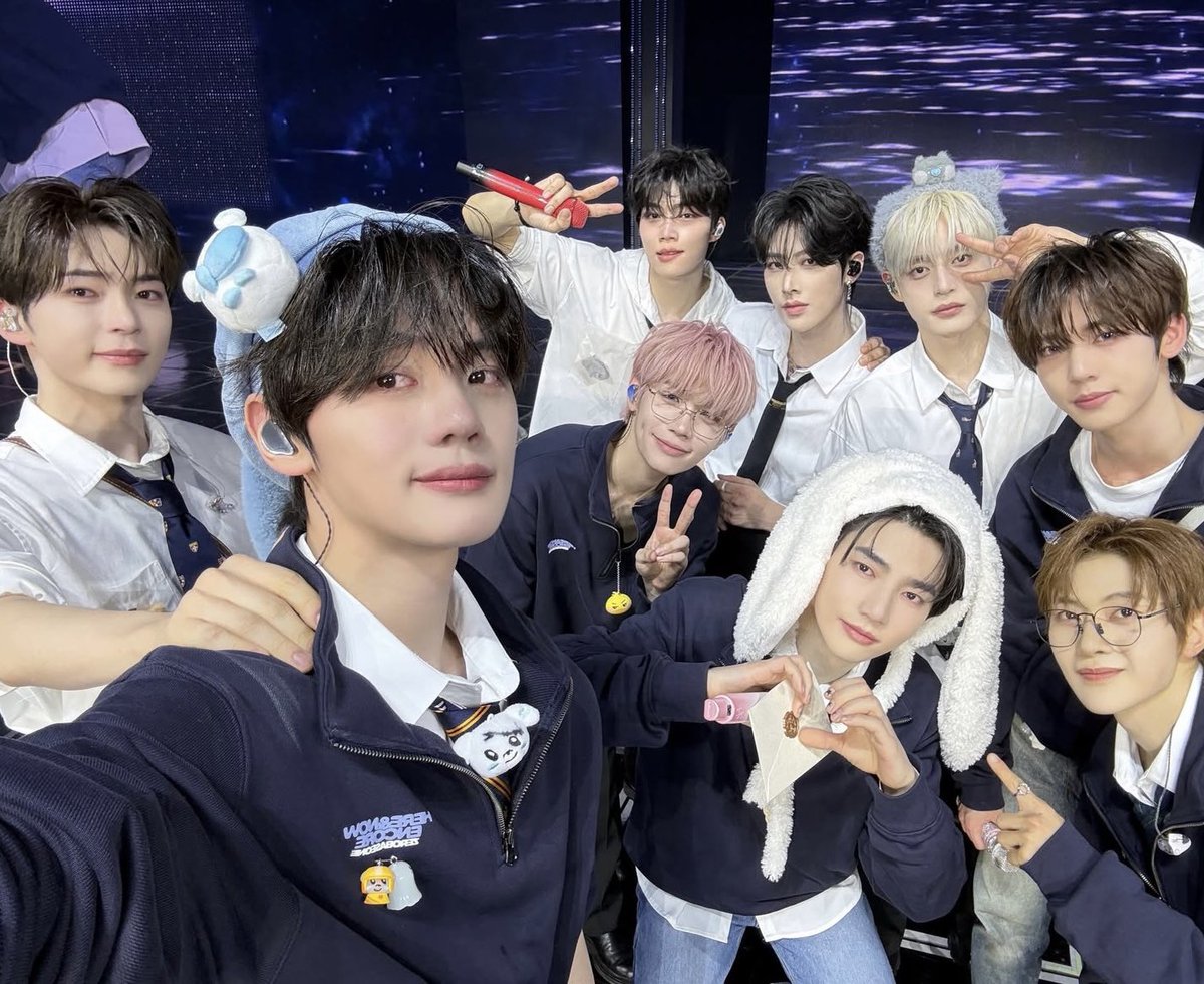 i love you zb1 my forever 9 

성한빈 김지웅 장하오 석매튜 김태래 리키 김규빈 박건욱 한유진 

#WELOVEYOUZB1 🌹
#ZB1_01히_사랑해