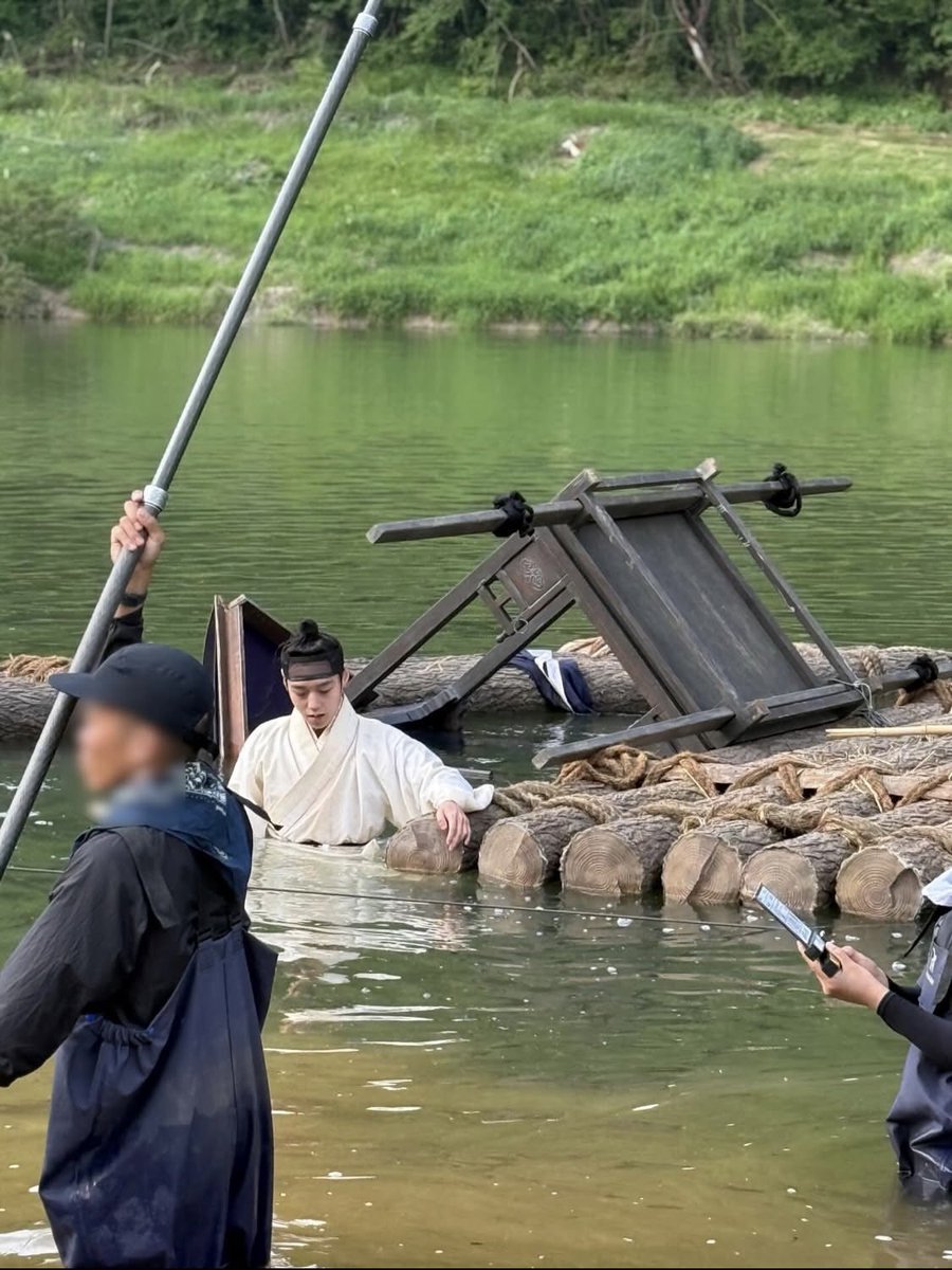 lmbcdl's tweet photo. 일단젖엇다는거부터중요한데왕족이라물에빠졌을지언정경거망동안하고꼿꼿하게서잇는거근데어릴때부터오냐오냐부둥부둥받은로열블러드답게약간오만한듯예민하게하..하면서한숨쉬는거+근데폐위된왕이라어쩔수없어서내가여기까지떨어졋네싶고현타오고모든걸다내려놓은같다는표정까지오타쿠의그것을자극함 https://t.co/WGFcjvhTMz
