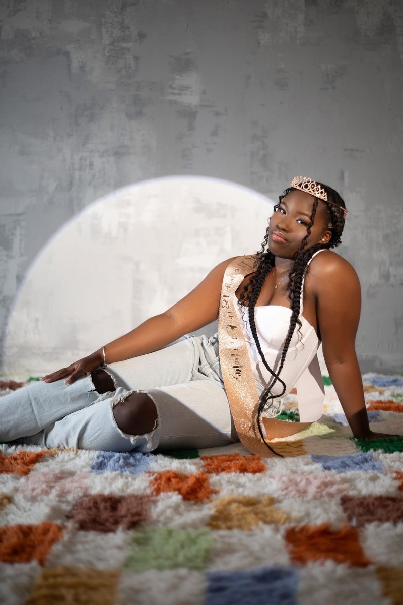 Keef_Cakez's tweet photo. Prom &amp; graduation Is Near! Grab your makeup and shoot together! 💋📸
1hr - is $280, 
2hrs is $355,
3hrs is $455,
Any makeup look! Lashes included @techtographerg Chicago 📍 https://t.co/jkooL0Nc47