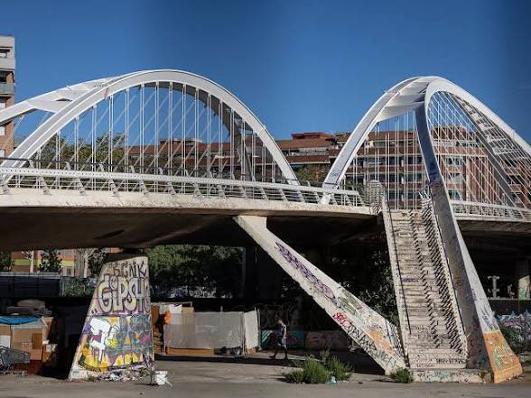 LA NOVA BARCELONA 

Argelinos y Marroquíes han montado un auténtico pueblo en la “nueva” #EstaciondelaSagrera. La imagen de la nueva estación (con más de 20 años de retraso) cada vez es más espectacular. #Barcelona tiene más de 8.000 personas sin hogar. Cada vez hay más…Y cada