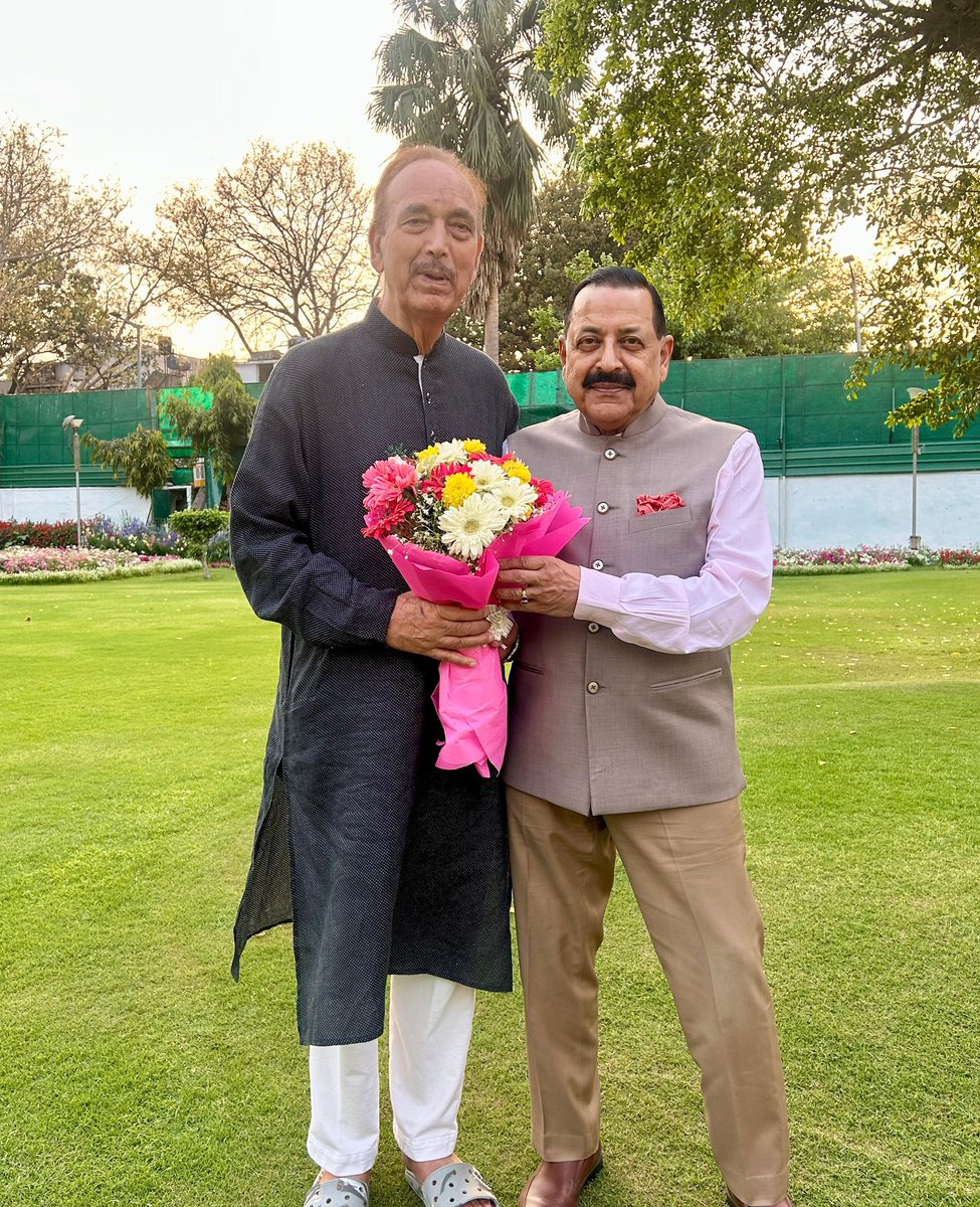 DrJitendraSingh's tweet photo. Pleased to receive from Ghulam Nabi Azad Saheb, a copy of his Autobiography, “Azaad”….. chronicle of an enduring political  career that navigated through the corridors of Delhi for nearly half a century, having been first inducted in the Union Ministry in early 1980s. https://t.co/UwkRcCPgXf