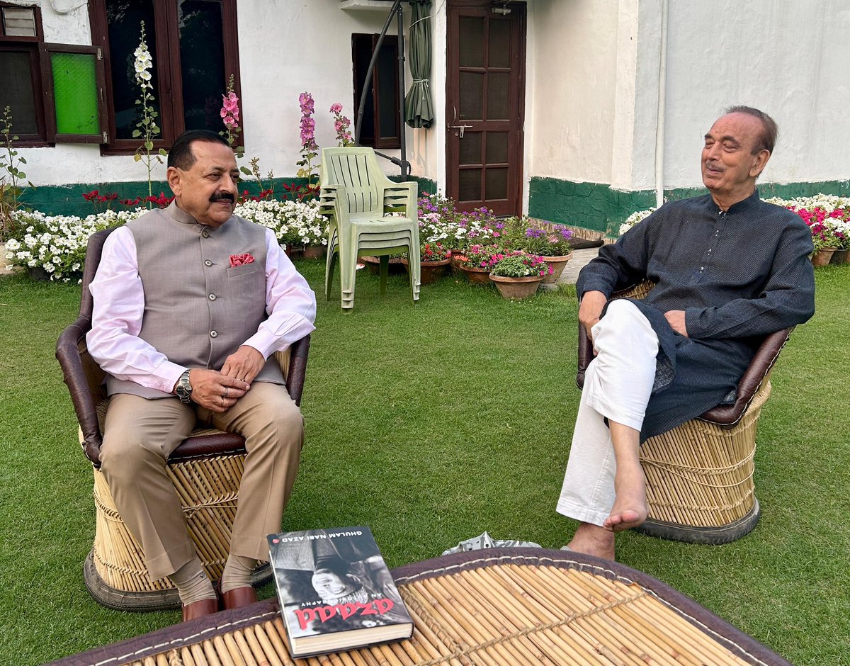 DrJitendraSingh's tweet photo. Pleased to receive from Ghulam Nabi Azad Saheb, a copy of his Autobiography, “Azaad”….. chronicle of an enduring political  career that navigated through the corridors of Delhi for nearly half a century, having been first inducted in the Union Ministry in early 1980s. https://t.co/UwkRcCPgXf