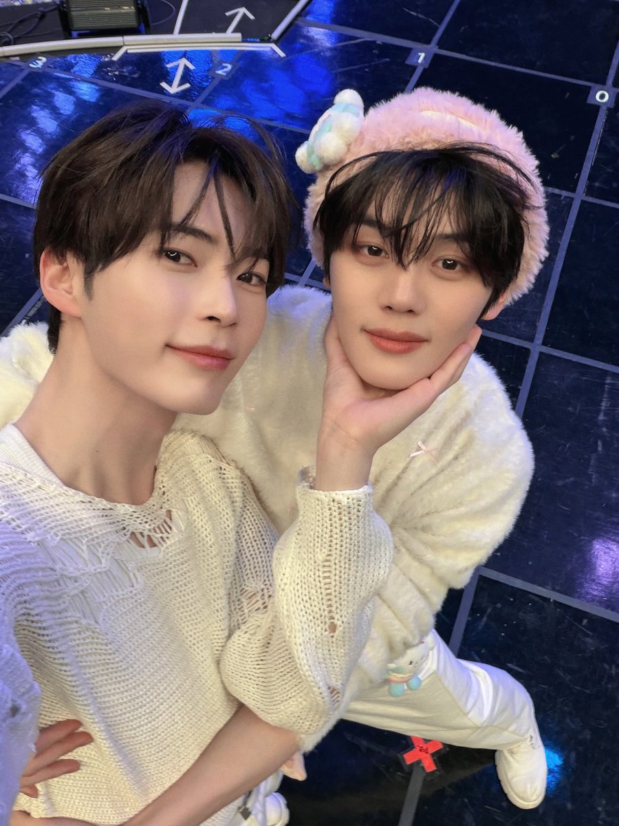 𝐜𝐥𝐨𝐯𝐞𝐫 tweet media