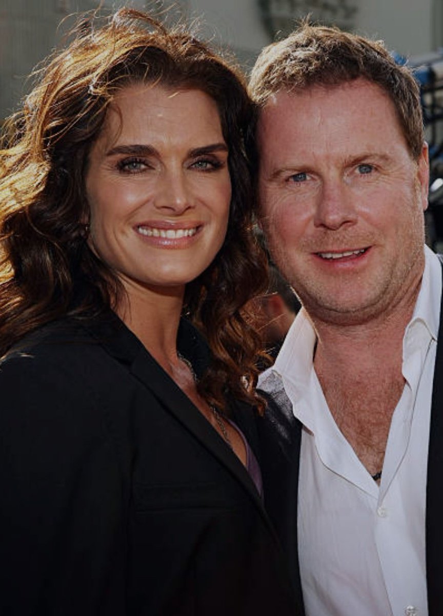 37Lemons's tweet photo. MTF/FTM compare &amp; contrast 

Brooke Shields with the male skull, big face, big eyes, &amp; prominent browridge 

Husband Chris Henchy with the female skull, small face, small eyes, &amp; no prominent browridge 

"Land of the Lost" Premiere 
Hollyweird
2009 https://t.co/yChYVuiK1Z
