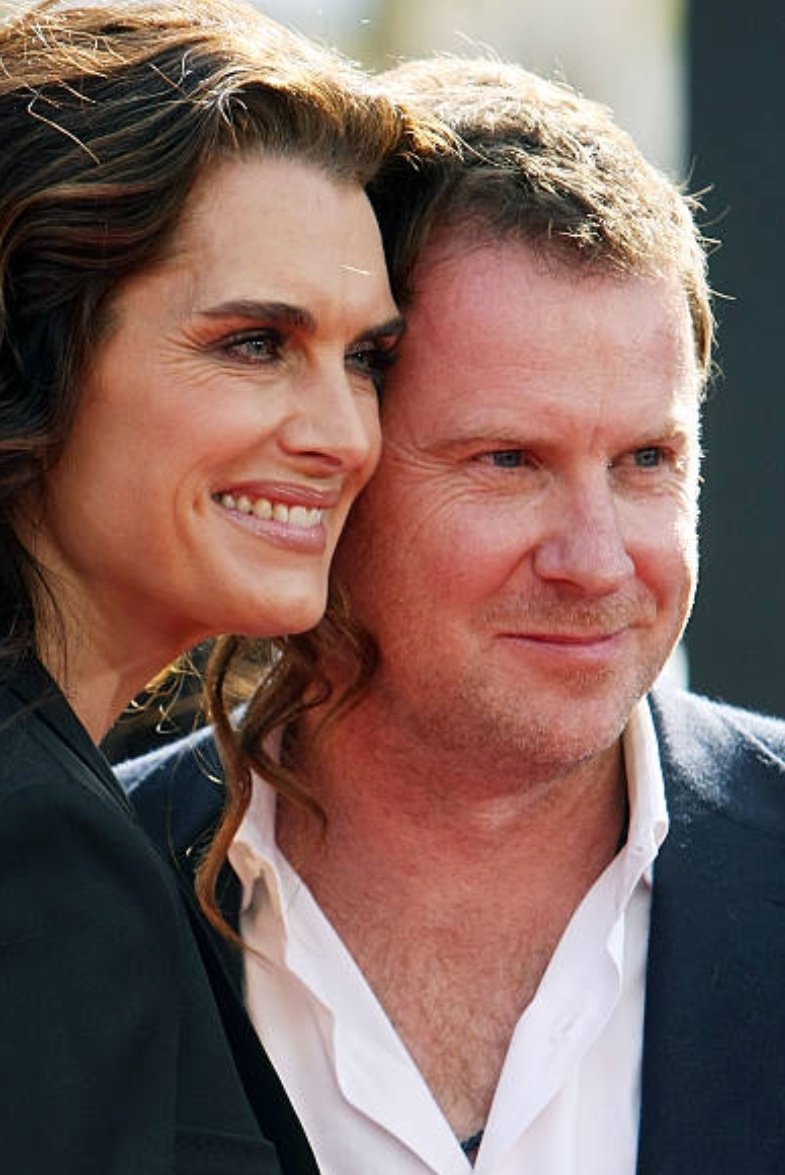 37Lemons's tweet photo. MTF/FTM compare &amp; contrast 

Brooke Shields with the male skull, big face, big eyes, &amp; prominent browridge 

Husband Chris Henchy with the female skull, small face, small eyes, &amp; no prominent browridge 

"Land of the Lost" Premiere 
Hollyweird
2009 https://t.co/yChYVuiK1Z