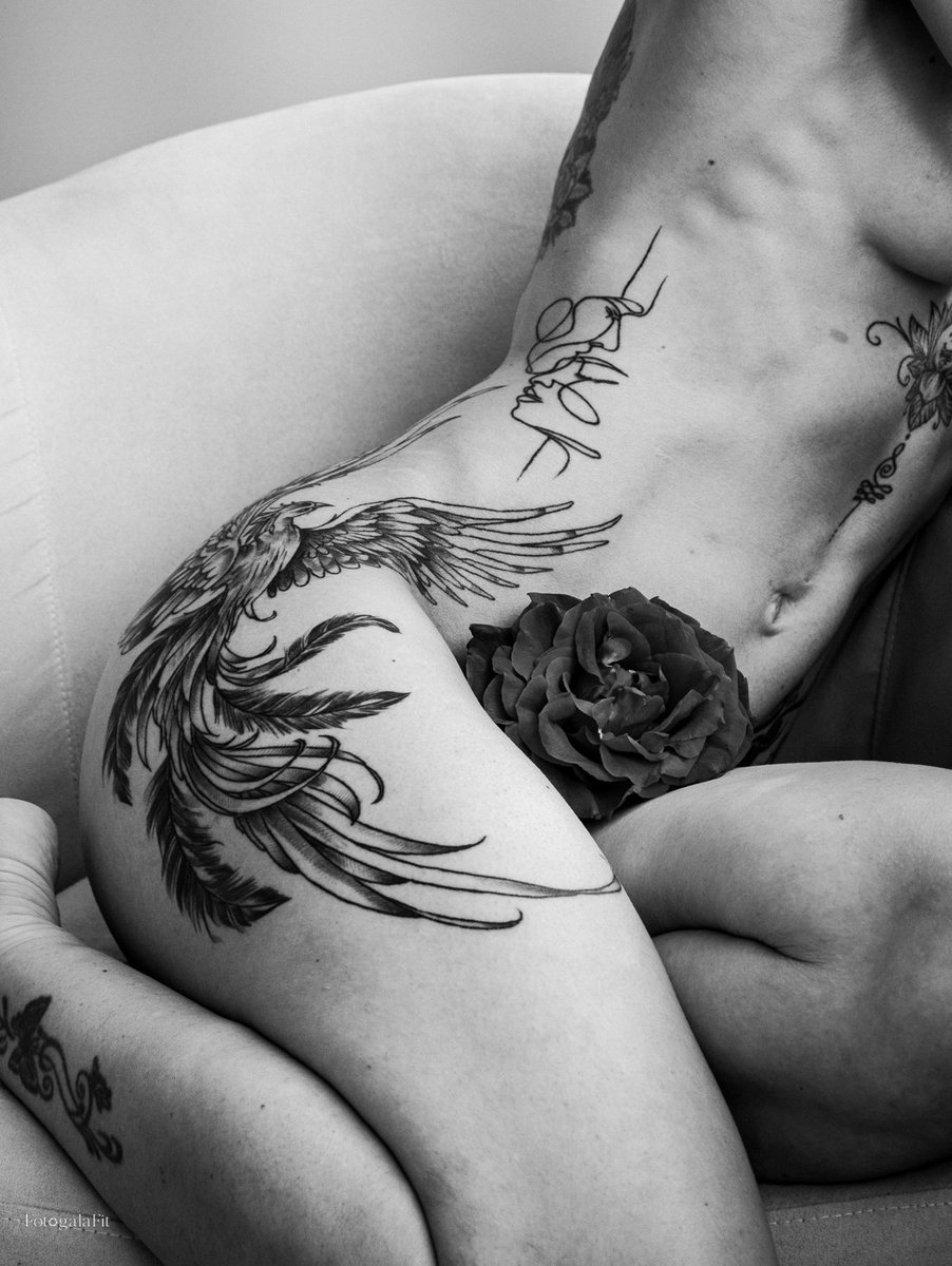 FotogalaFit's tweet photo. De cenizas brotan pétalos... y alas que no se queman.
#DeCenizasBrotanPetalos #Fenix #TatuajeFenix #Rosa #Renacer #PhoenixRising #Tatuajes #Ink https://t.co/mvz3s5VUfb
