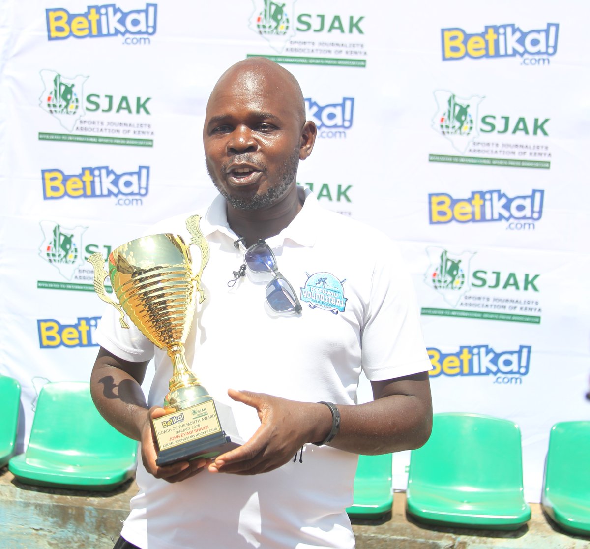 AnthonyAroshee's tweet photo. Kocha Mkuu wa timu ya mpira wa magongo ya Kisumu Youngstars Hockey Club John Shivisi alishinda Tuzo ya Betika/SJAK ya Kocha Bora wa mwezi Februari 2026 nchini Kenya baada ya kuiongoza timu hiyo kupanda Daraja kucheza kwenye Ligi Kuu ya mpira wa magongo, msimu ujao 2026/27 https://t.co/CzN6WNiArB