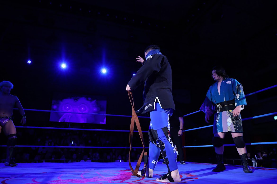 hikaru310paipan's tweet photo. プロレスにおける流行は「表面」な事が多い。これは何も悪い事ではない。やはり面構えが良くてキラキラしていて誘い込まれるような多幸感の香りはしていた方が良い。
が、まさに「裏面」が無ければ流行として終わってしまう。文化として根付く事はない。
誰もが「表面」を目指していくが、「裏面」にいる奴らはずっと同じメンツだったりする訳よ。
まぁその中でも佐藤光留ほどピーチクパーチク叫ぶ奴はいないもので、皆様ヒジョーに寡黙であります。
新しいファンを呼び込む事は大事だけど、沼に引き摺り込むには「裏面」の方が肝心要だったりするのよ。
それはきっとプロレスだけに限らず。
#というね