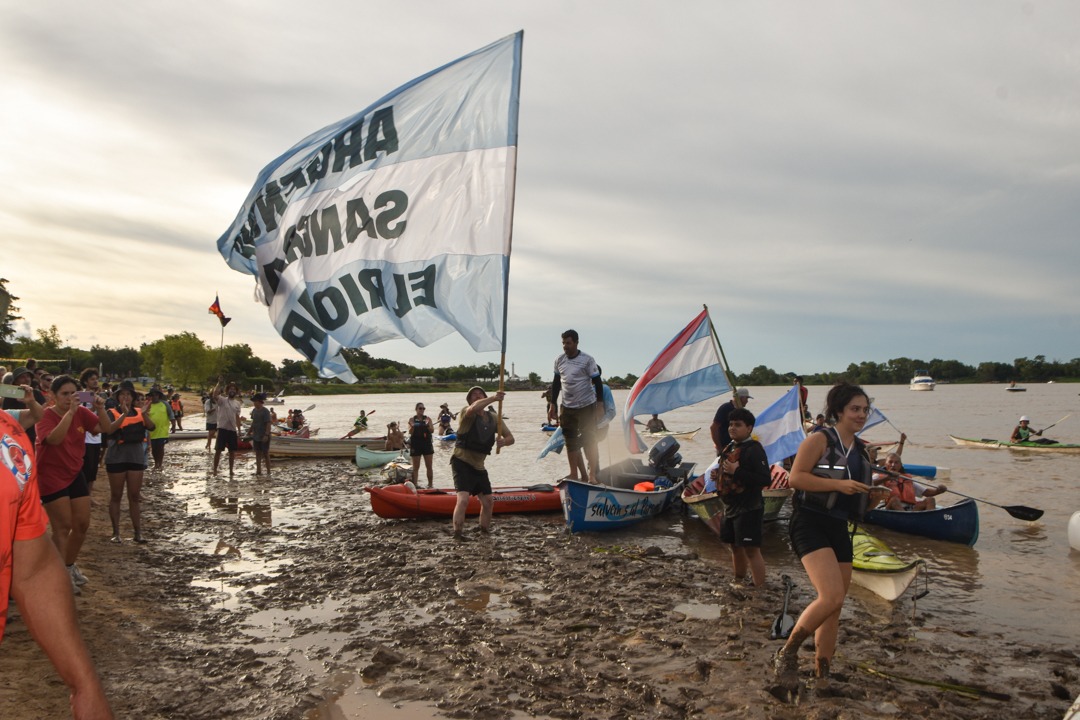 fue impulsada por el “Foro por la recuperación del Paraná” y por un amplio arco de organizaciones ambientales, sociales, gremiales, estudiantiles, culturales, políticas y religiosas, muchas de las cuales fueron parte de la acción colectiva “remar contracorriente por el agua...