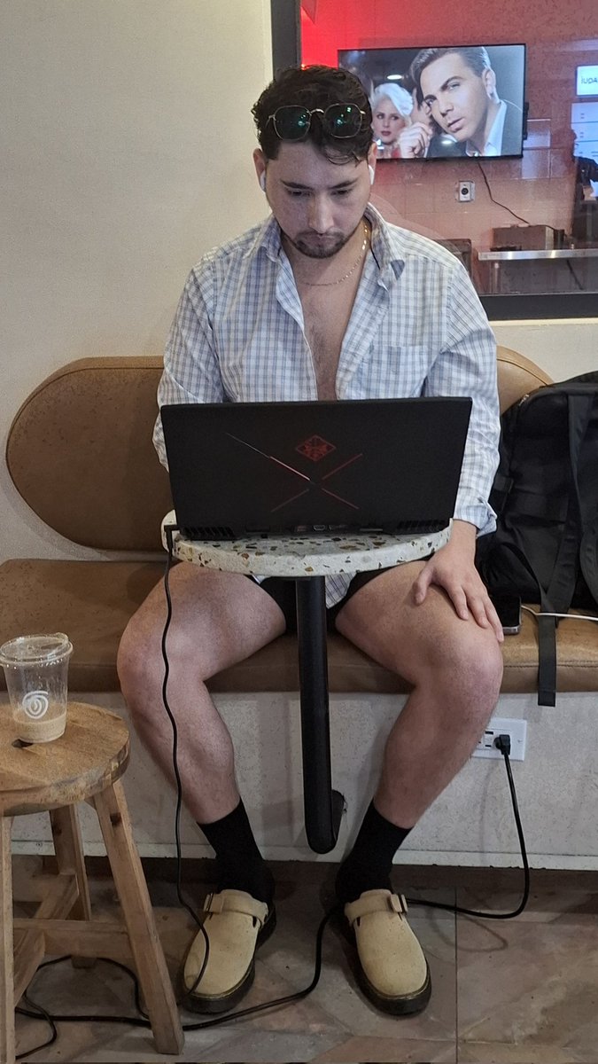 Ch1c0sD3L4C4ll3's tweet photo. Me dijeron que los hombres de Mexicali eran guapos, yo los veo mas sabrosos qué guapos. #ChicoDLCafe #GuyAtWork #ChicoDLCalle #StreetGuy #RealGuy #Paparazzi desde #Mexicali #BajaCalifornia #México https://t.co/f9Q9Md5maj