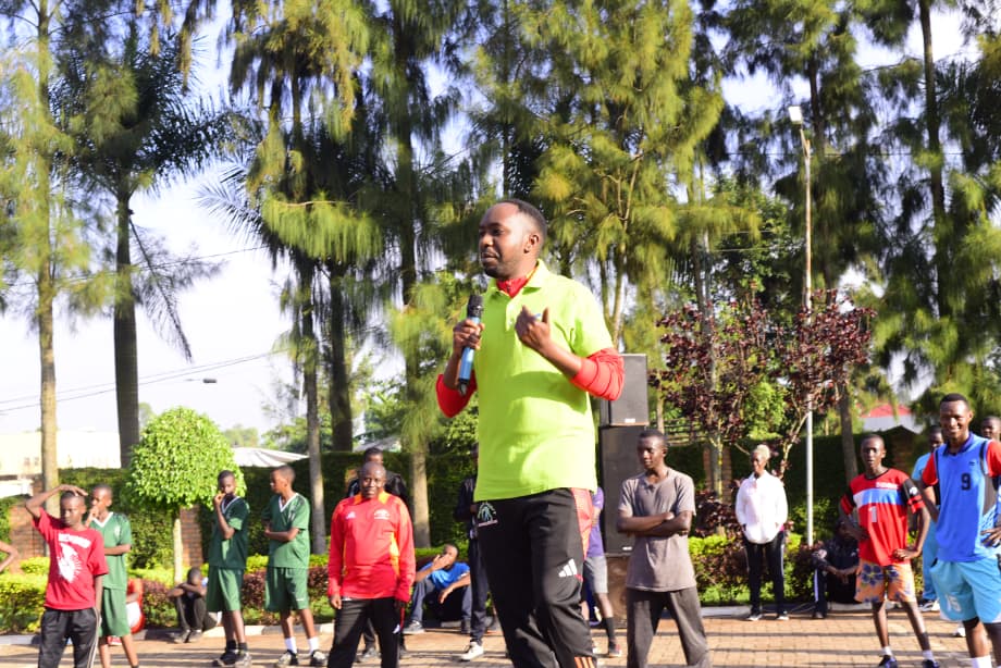 muhazidc's tweet photo. Today in @RwamaganaDistr , we celebrated #WorldoralHealthWeek through community engagement. After the District Mass Sport, our CEO educated residents on oral hygiene, followed by free oral health screening. This initiative was conducted in peternship with @rdsarwanda
#RwOT https://t.co/tVNMhmysp9