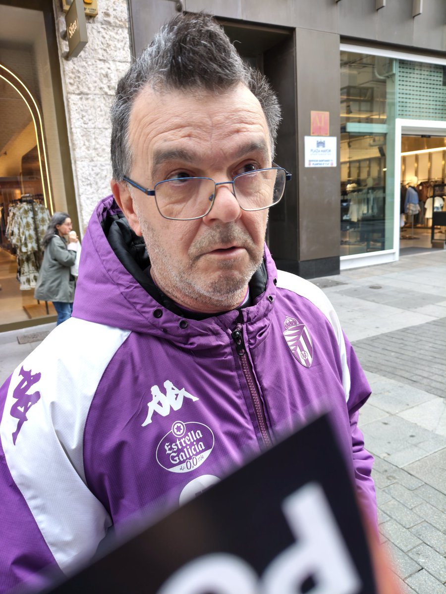 Parece ser que a este violento que agredió al candidato de Podemos para CyL <a href="/LlamasMAngel/">Miguel Ángel Llamas</a>  mientras se encontraba con su hijo menor, no le parece bien que se le afee públicamente que sea un agresor.