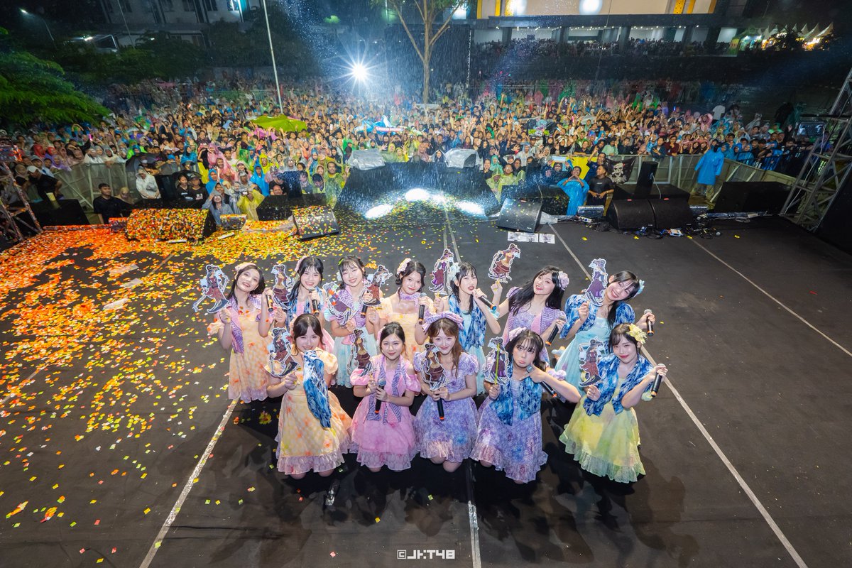 officialJKT48's tweet photo. Terima kasih banyak warga Pekalongan untuk keseruannya hari ini dalam acara Gelombang Cinta x Laguna Fest 2026! ✨ 

Walaupun diiringi rintik hujan, namun suara kalian akan selalu terdengar. Sampai jumpa lagi ya, Pekalongan! 🫶🏻 https://t.co/UvzTWRo2q5