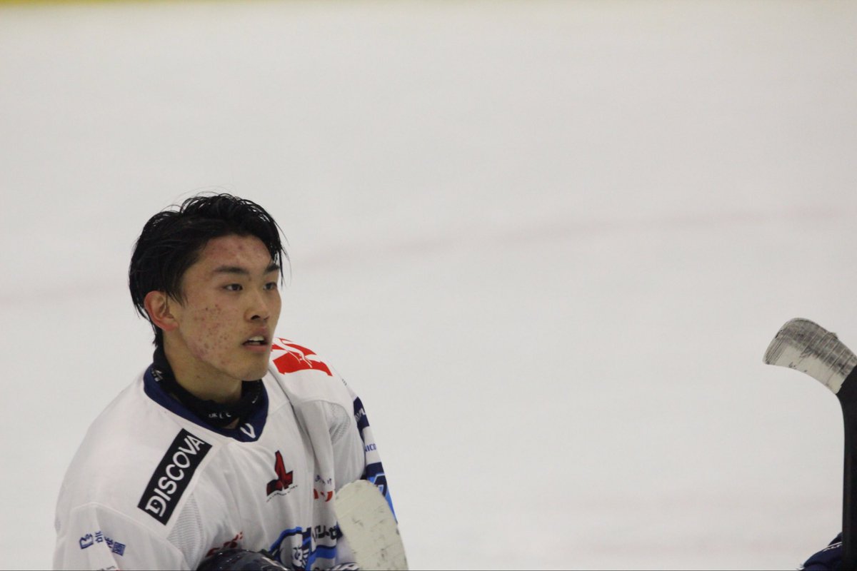 19tane's tweet photo. 今日も尼崎。シーズン最終戦、勝って良かった！
最終戦だから出待ちをしてみたけど、試合終わりで疲れてるのに、対応してくれて、ありがたい。
リンクにきちんと礼するところも、試合中にたくさん動いてるところも、試合後に率先してチームの荷物運んでるところも好き！

#横浜グリッツ　#種市悠人 https://t.co/f1k0S3B1Fd
