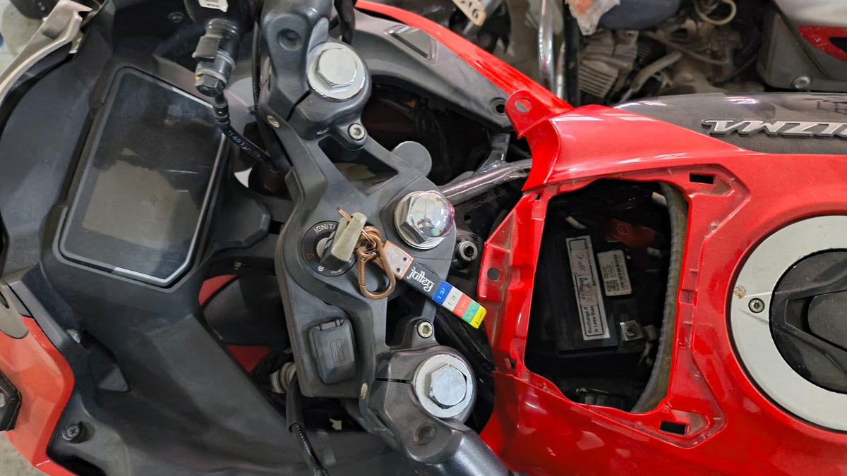 S1dyadav's tweet photo. @HR_HeroMotoCorp @HeroMotoCorp Why should a customer suffer financial loss and pay EMIs for a completely defective, unusable machine? I need an immediate resolution or a full refund! 🚨 #HeroMotoCorp #KarizmaXMR #DefectiveVehicle #ConsumerRights #HeroMotoCare #BikeIssues https://t.co/XmLINDj9RK